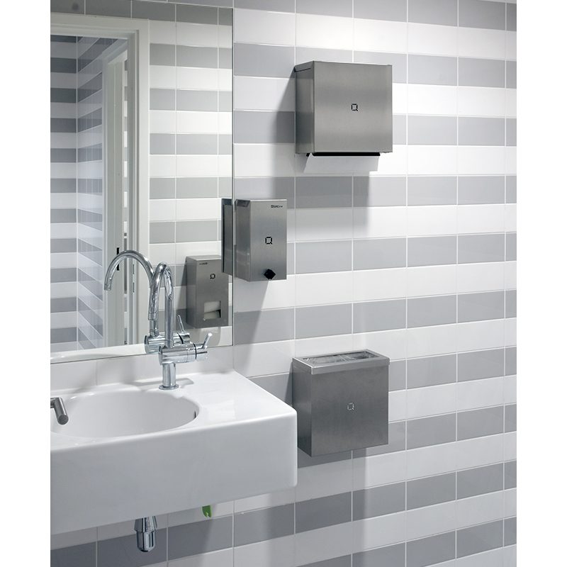 Qbic dispensere i rustfri stål på offentligt toilet