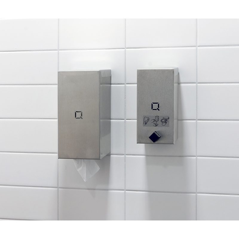 Qbic dispensere i rustfri stål på offentligt toilet
