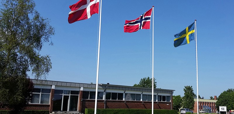 Scandinavian Instruments bygning med det danske, svenske og norske flag
